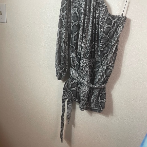 NWT Michael Kors One Shoulder Top 2X Grey Black Snakeskin Asymmetrical Belted - Picture 8 of 8
